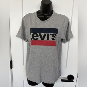 LEVIS UNISEX TEE SHIRT 
MENS Small or womens Medium 
classic Levis branding